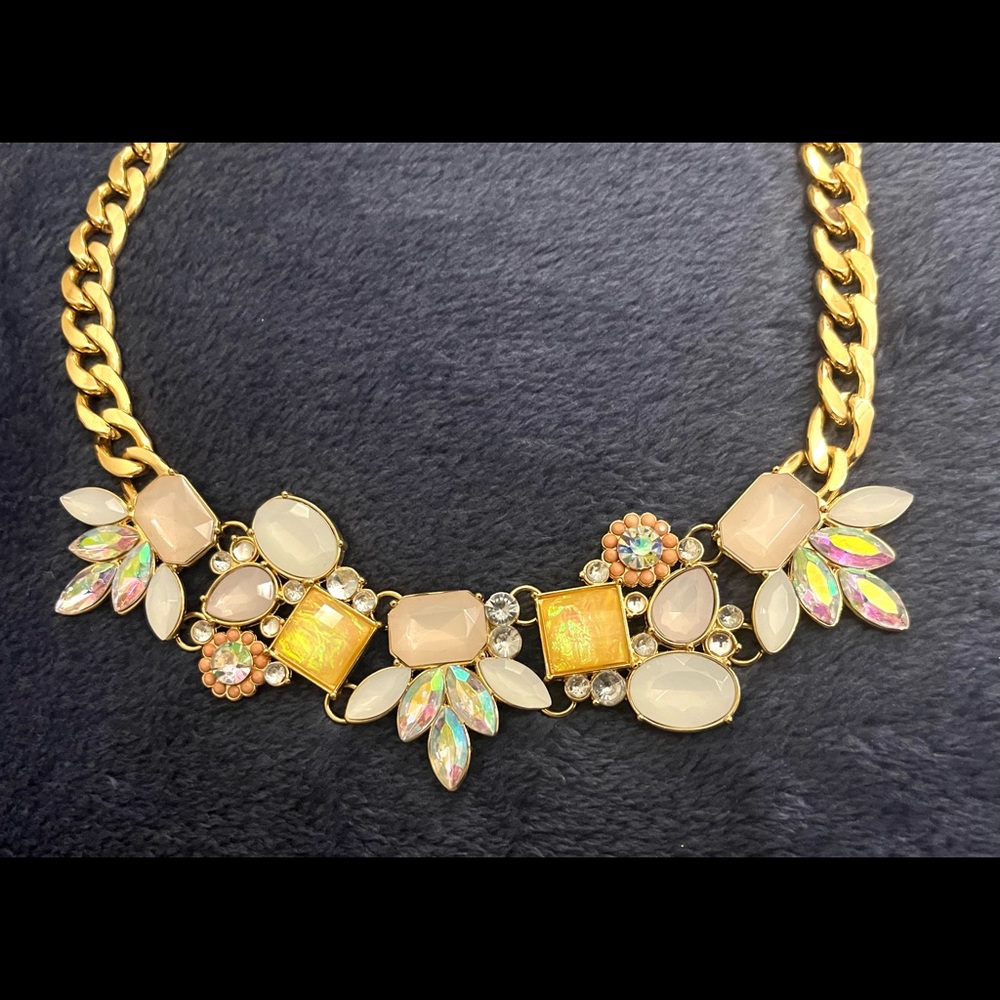 Statement Necklace! Gorgeous Fashionable Sparkly Necklace!